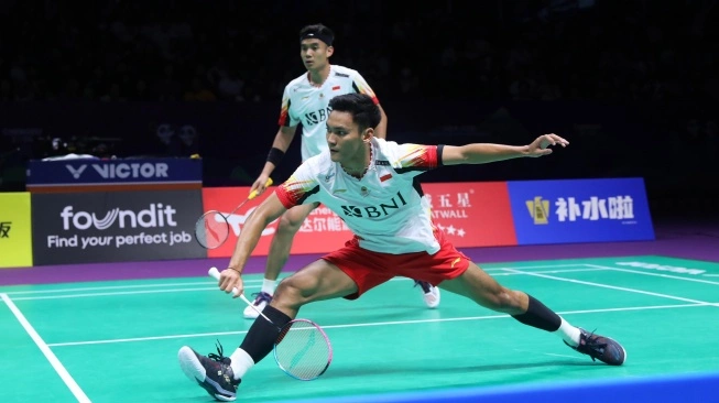 Ganda putra Indonesia Bagas Maulana/Muhammad Shohibul Fikri saat menghadapi pasangan Korea Selatan Kang Min Hyuk/Seo Seung Jae di babak perempat final Piala Thomas 2024, Jumat (3/5/2024). (sumber: suara.com)
