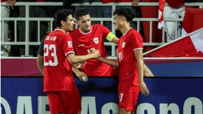 Bek Timnas Indonesia U-23, Justin Hubner (tengah) merayakan gol timnya ke gawang Irak pada laga perebutan juara ketiga Piala Asia U-23 2024 di Stadion Abdullah bin Khalifa, Doha, Qatar, Kamis (2/5/2024) malam WIB (sumber: suara.com)