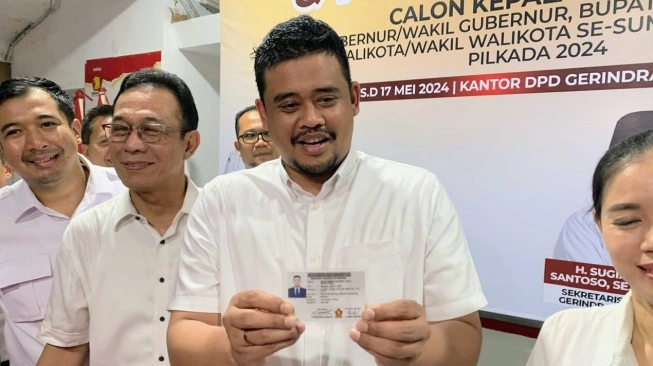 Wali Kota Medan Bobby Nasution menunjukkan KTA Partai Gerindra (sumber: suara.com)
