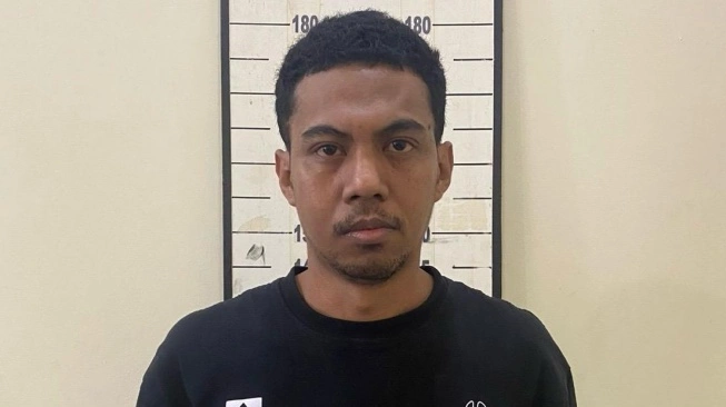Polisi menyebut DJ East Blake alias ARS menyebarkan foto dan video bugil mantan pacarnya berinisial ARP di media sosial Instagram (sumber: suara.com)