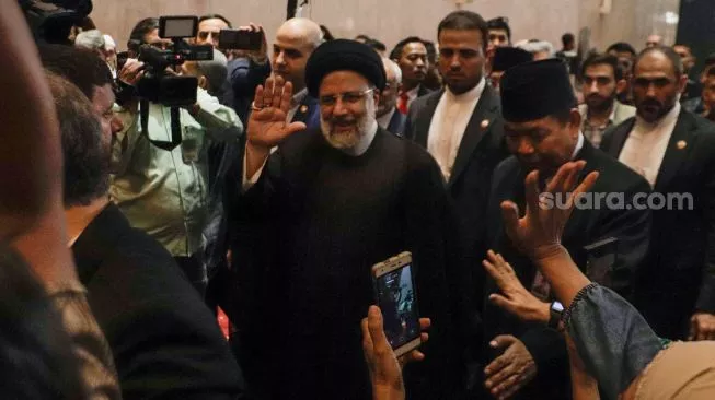 Presiden Iran Ebrahim Raisi menyapa warga saat berkunjung ke Masjid Istiqlal, Jakarta, Rabu (24/5/2023).  (sumber: suara.com)