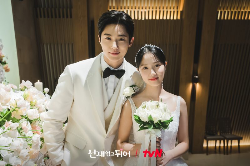 Kim Hye Yoon sebut ia dan Byeon Woo Seok hanya sebatas teman kerja, meskipun diharapkan berlayar di dunia nyata. (foto: tvN)