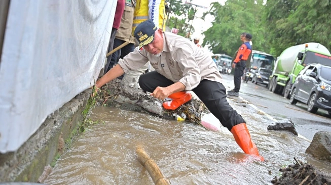Gubernur Sumbar Mahyeldi saat meninjau lokasi pasca banjir lahar dingin Gunung Marapi di Tanah Datar.  (sumber: suara.com)