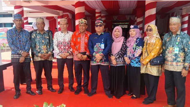 Syahdani, Kepala Dinas Pendidikan Kabupaten Barsel (foto tengah) didampingi jajarannya saaf berfoto bersama usai mengikuti upacara Hardiknas 2024, yang berlangsung di halaman kantor Bupati setempat, Kamis (2/5/2024). Foto. Alifansyah/1tulah.com