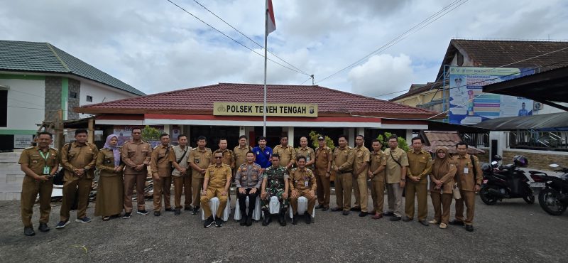 Kapolsek Teweh Tengah, AKP Wahyu Setyo Budiarjo foto bersama dengan alarat pemerintah usai silaturahmi, Selasa (28/05/2024).foto.humas Polsek
