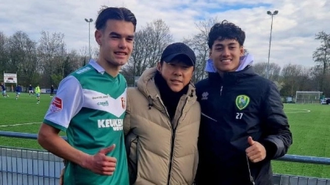 Penyerang Keturunan, Jens Raven (Kiri) Saat Berfoto Dengan Pelatih Timnas Indonesia, Shin Tae-yong (Tengah) dan Rafael Struick (Kanan) (sumber: suara.com)