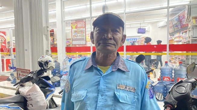 Muhammad Sohib (62) yang merasa tidak takut dengan wacana Pemprov soal penertiban parkir di minimarket (sumber: suara.com)