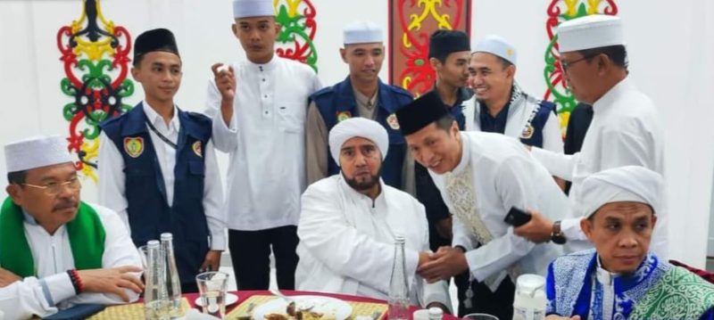 Pj Bupati Barut Drs Muhlis bersalaman dengan Habib Syech bin Abdul Qodir Assegaf di sela-sela kegiatan Kalteng Bersholawat, Sabtu (25/5/2024). Foto:Istimewa Pemkab Barut