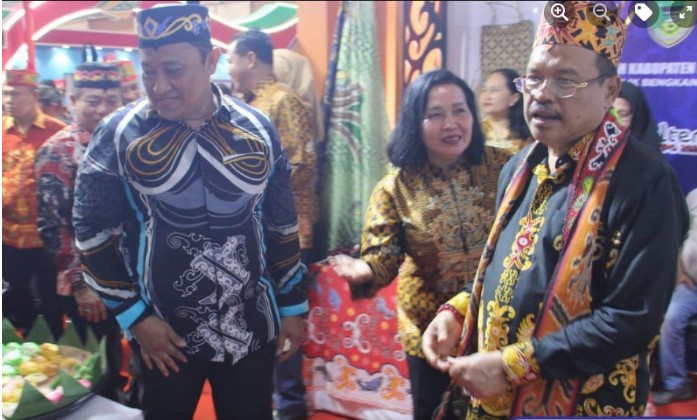 Wakil Gubernur Kalteng H Edy Pratowo dan Sekda H.Nuryakin saat meninjau stand Pemkab Barito Utara di arena Kalteng Expo 2024 di area pameran Temanggung Tilung Kota Palangka Raya. Foto:Istimewa