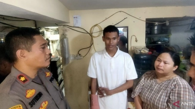 Kapolsek Kebon Jeruk, Kompol Sutrisno mengunjungi korban pembegalan yang adalah seorang calon siswa (casis) Bintara Polri bernama Satrio (18) di wilayah Tanjung Duren, Jakarta Barat, Rabu (15/5/2024).  (sumber; suara.com)