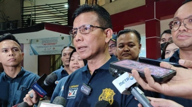 Kepala Rumah Sakit Bhayangkara Tk I Raden Said Sukanto (RS Polri) Kramat Jati Brigjen Pol Hariyanto saat memberikan keterangan pers di RS Polri Kramat Jati, Jakarta Timur, Minggu malam (19/5/2024). (sumber: suara.com)