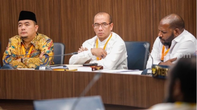 Ketua Komisi Pemilihan Umum (KPU) Hasyim Asy’ari (tengah) saat mengikuti sidang pemeriksaan dugaan
pelanggaran Kode Etik Penyelenggara Pemilu (KEPP) dengan pihak pengadu Nus Wakerkwa di Gedung
Dewan Kehormatan Penyelenggara Pemilihan Umum (DKPP), Jakarta, Jumat (26/4/2024).
[Suara.com/Alfian Winanto]