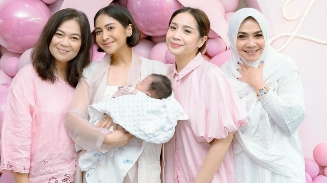 Potret Aqiqah Baby Lily Bersama Caca Tengker dan Nagita Slavina (sumber: suara.com)