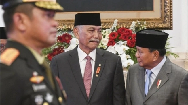 Menko Marves Luhut Binsar Pandjaitan (tengah) berbincang dengan Menhan Prabowo Subianto di Istana Negara, Jakarta, Rabu (29/11/2023) (sumber: suara.com)