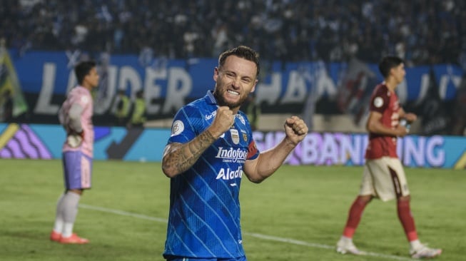 Pesepak bola Persib Bandung Marc Klok berselebrasi usai mengalahkan Bali United  (sumber: suara.com)