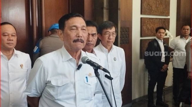 Menko Marves Luhut Binsar Pandjaitan saat ditemui pada Selasa (14/5/2024) (sumber: suara.com)
