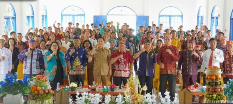 Pj. Bupati Barito Utara, Drs. Muhlis didampingi unsur perangkat daerah, unsur Forkompinda setempat mengadiri Perayaan Perayaan Dharma Santi Nyepi Tahun Baru Saka 1946 di Gedung Tandak Banama Tingangan, Muara Teweh, Selasa (30/4/2024). Foto:Delia/1tulah.com