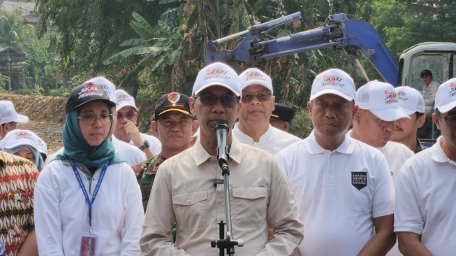 Penjabat (Pj) Gubernur DKI Jakarta Heru Budi Hartono meninjau kawasan lahan yang sudah dibebaskan di Kelurahan Rawajati, Jakarta Selatan, pada Jumat (17/5/2024). (sumber: suara.com)