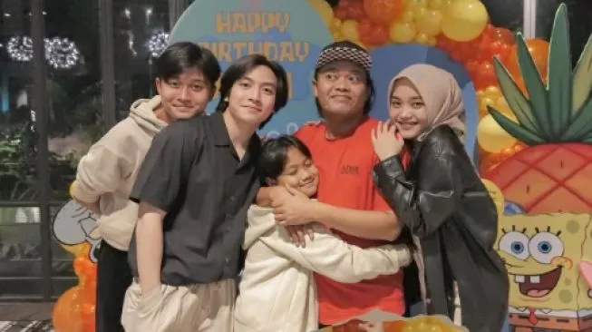 Putri Delina dan keluarga (sumber: suara.com)