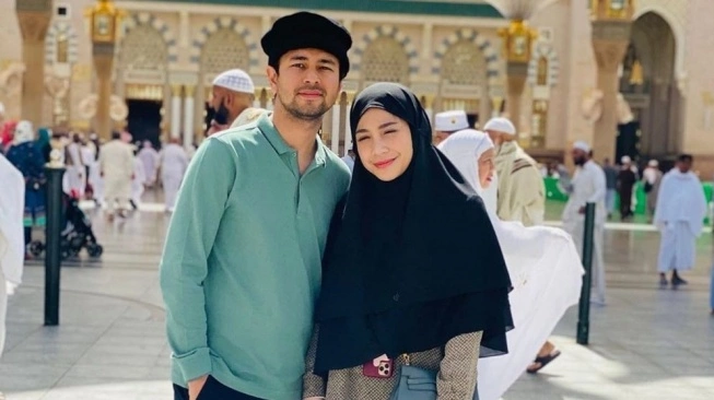 Raffi Ahmad dan Nagita Slavina di Tanah Suci. (sumber: suara.com)