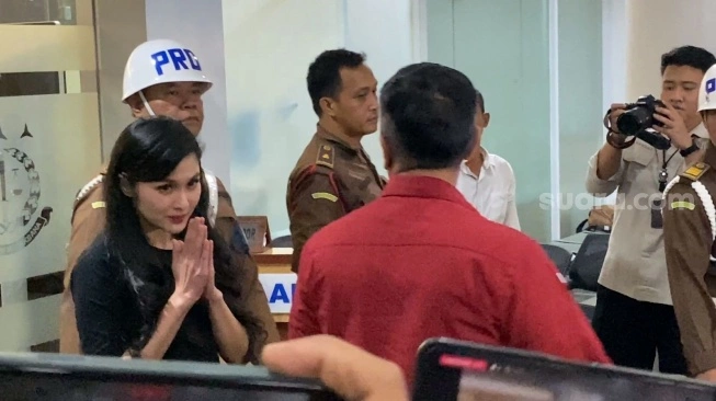 Artis Sandra Dewi usai diperiksa atas kasus korupsi Harvey Moeis di Kejaksaan Agung RI, Jakarta, Rabu (15/5/2024). (sumber; suara.com)