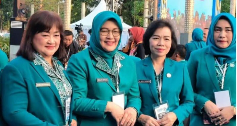 Ketua TP PKK Kabupaten Barito Utara Marsiana Muhlis didampingi Sekretaris PKK Kabupaten Barito Utara saat Hari Kesatuan Gerak PKK dan Jambore Nasional Kader PKK ke-52 serta Puncak Peringatan Hari Kesatuan Gerak PKK di Taman Balekambang Kota Solo Provinsi Jawa Tengah. Foto:Istimewa/Pemkab Barut