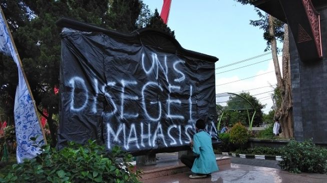 Seratusan mahasiswa UNS Solo demonstrasi memprotes kebijakan uang kuliah tunggal atau UKT selama masa pandemim wabah corona (sumber; suara.com)