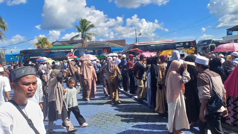 Ribuan warga saat melepas keberangkatan JCH Barito Utara ke tanah suci Mekah, Senin (13/4/2024).Foto.Deni/1tulah.com