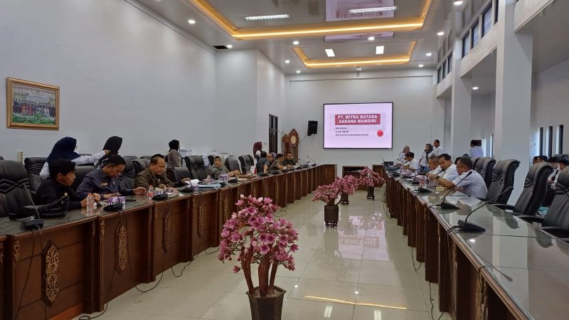 DPRD Barito Utara saat Rapat Dengar Pendapat(RDP) dengna Pemkab dan Direktur Perusda batar Membangun, terkait kesulitan mendapatkan BBM bersubsidi, Rabu (15/4/2024).Foto.Deni/1tulah.com