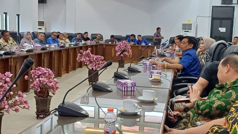 Suasana RDP DPRD Barut denga Pemkab terkait masalah elpiji bersubsidi 3 kg, Jumat (17/4/2024).Foto.Deni/1tulah.com