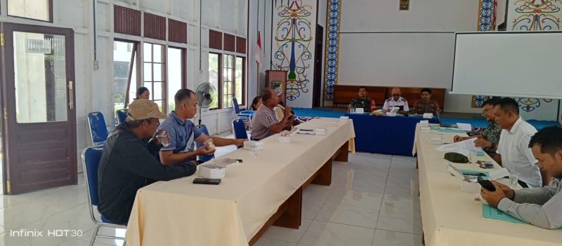 Rapat mediasi ganti rugi lahan milik keluarga pewaris di Desa Muara Mea, Kabupaten Barito Utara yang belum dibayarkan oleh PT MUTU sejak tahun 2021. Mediasi dipimpin Camat Gunung Purei, Bambang Suprianto, Rabu (15/5/2024).Foto.Sutnasi/1tulah.com