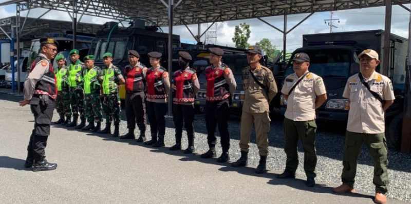 PATROLI - SatPol PP dan Damkar Kapuas bersama TNI dan Polri kembali lakukan patroli 3 pilar dalam menjaga situasi Kamtibmas menjelang pemilu diwilayah Kabupaten Kapuas, Kamis (1/2/2024).Foto.M.Gazali/1tulah.com