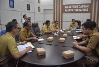 RAPAT : Sekretaris Daerah Kabupaten Kapuas pimpin Rapat Pembentukan dan Pembangunan Mal Pelayanan Publik (MPP), bertempat di Ruang Rapat Sekretaris Daerah Kabupaten Kapuas, Senin (5/2/2024).foto.M Gazali/1tulah.com