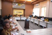 Sekda beserta Asisten II Setda Kapuas Bidang Perekonomian dan Pembangunan beserta jajarannya dalam sebuah Rapat, Senin (5/2/2024).Foto.M Gazali/1tulah.com