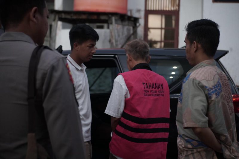 Tim Kejaksaan Negeri Barito Utara saat menjemput terdakwa Setia Budi di rumahnya, Jumat (31/5/2024).Foto.Deni/1tulah.com