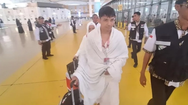Pemain Timnas Indonesia Witan Sulaeman saat tiba di Bandara Jeddah Minggu 26 Mei 2024.  (sumber: suara.com)