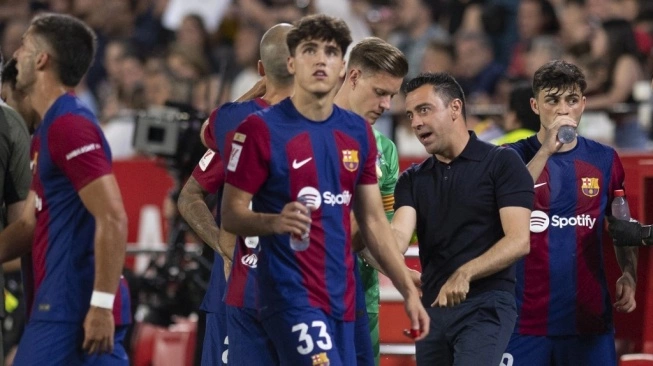 Pelatih Barcelona asal Spanyol, Xavi Hernandez berbicara dengan para pemain selama pertandingan pekan ke-38 Liga Spanyol 2023-2024 (sumber: suara.com)