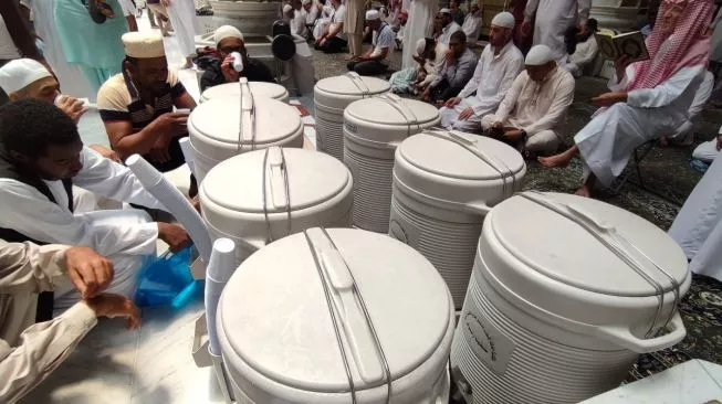 Ilustrasi air zamzam (sumber: suara.com)