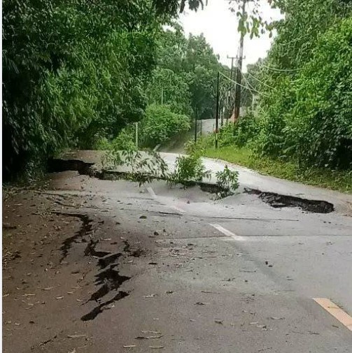 kondisi Jalan trans Muara Teweh-Puruk Cahu amblas akibat tinggi nya curah hujan di Kota Muara Teweh, Minggu (12/05/2024).Foto.Deni