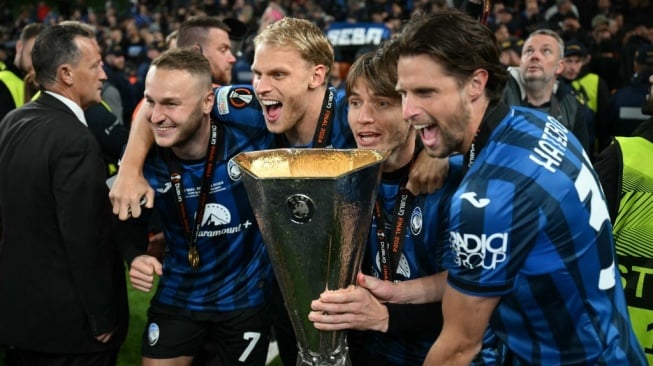 Dari kiri ke kanan: Gelandang Atalanta, Teun Koopmeiners, Mitchel Bakker, Marten de Roon, Hans Hateboer berpose dengan trofi Liga Europa (sumber: suara,com)