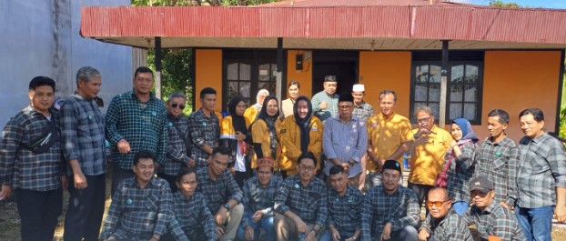 H Gogo Purman Jaya bersama tim dan pengurus Partai hanura saat foto bersama, Jumat (10/4/2024).Foto.Delia