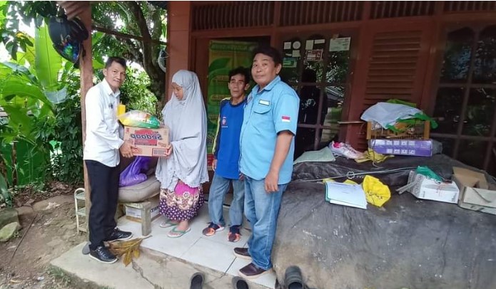 Dinas Sosial, Pemberdayaan Masyarakat dan Desa (Dinas SOSPMD) Kabupaten Barito Utara kembali memberikan bantuan berupa sembako kepada korban terdampak  bencana tanah longsor dan kebakaran di kelurahan Melayu dan Kelurahan Jingah, Rabu (22/5/2024).Foto:Delia/1tulah.com