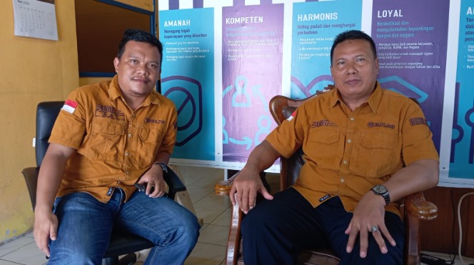 Sutaryo Kepala KCP Perum Bulog Buntok (kanan) didampimgi stafnya saat diwawancarai di kantornya, Rabu (29/5/2024). Foto. Alifansyah/1tulah.com