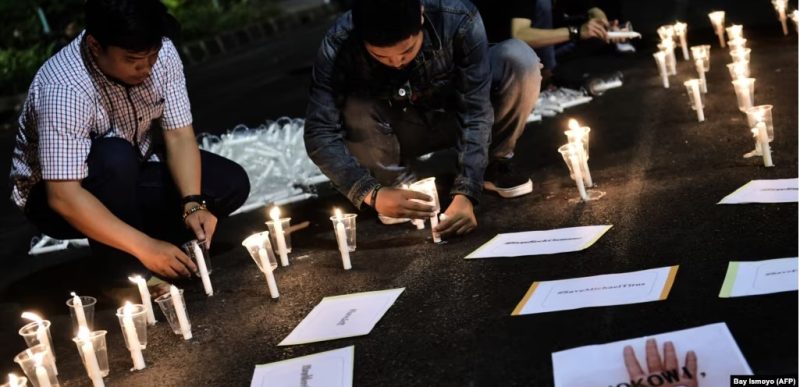 Sejumlah pengunjuk rasa menyalakan lilin dalam demo di depan Istana Kepresidenan di Jakarta untuk memprotes pelaksanaan hukuman mati, pada 28 Juli 2016. (Foto: AFP/Bay Ismoyo) 