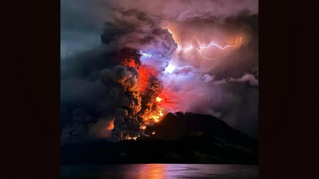 Gunung Ruang memuntahkan lahar panas dan asap terlihat dari Sitaro di Sulawesi Utara, Rabu (17/4/2024) malam (sumber: suara.com)