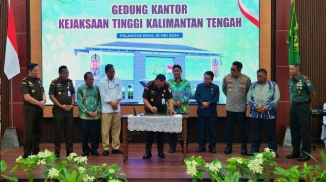 Ketua DPRD Kalteng, Wiyatno (empat dari kanan) bersama Wakil Gubernur Kalteng, Edy Pratowo (lima dari kanan) ketika hadir dalam acara peresmian gedung atau kantor Kejati Kalteng pada Kamis, (16/5/2024). Foto:Istimewa/DPRD Kalteng