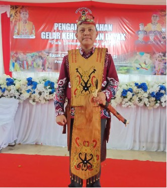 Pj. Bupati, H. Deddy Winarwan menerima gelar kehormatan adat Dayak Patis Lawung Payung Undro dari DAD Kabupaten Barsel, bertempat di GPU Jaro Piraran, Selasa (14/5/2024). Foto. Alifansyah/1tulah.com