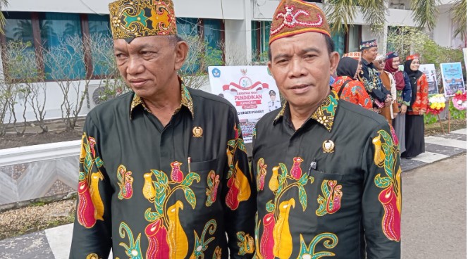 Hermanes, Ketua Komisi III DPRD Barsel (foto kanan) didampingi Ketua Bapemperda DPRD, H. Sudiarto (foto kiri) saat diwawancarai wartawan usai mengikuti upacara peringatan Hardiknas 2024, bertempat dihalaman kantor Bupati setempat, Kamis (2/5/2024). Foto. Alifansyah/1tulah.com