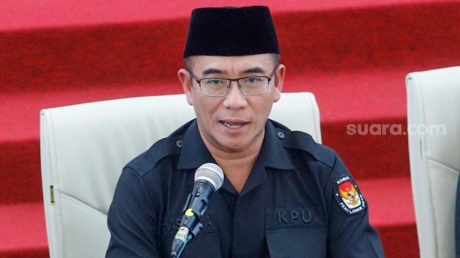 Ketua KPU Hasyim Asy'ari (tengah) saat Rapat Pleno Terbuka Penetapan Hasil Pemilu 2024 Tingkat Nasional di Kantor KPU RI, Jakarta, Rabu (20/3/2024) (sumber: suara.com)