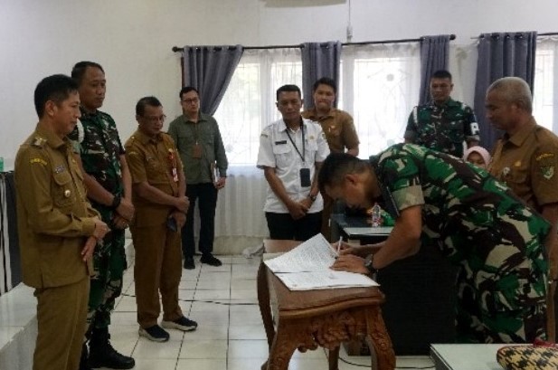 Pj Bupati Barito Utara, Drs Muhlis saat menyaksikan penandatanganan hibah terkait pelaksanaan pengamaman pemilukada serentak 2024, Selasa (21/5/2024).Foto.Ngateno/1tulah.com